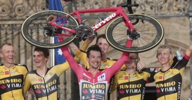 Jumbo-Visma-Profi Primoz Roglic (M.) gewann zum dritten Mal in Folge die Vuelta. Foto: Luis Vieira/AP/dpa