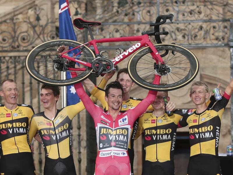Jumbo-Visma-Profi Primoz Roglic (M.) gewann zum dritten Mal in Folge die Vuelta. Foto: Luis Vieira/AP/dpa