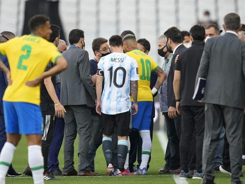 Die Superstars Lionel Messi (M.l) und Neymar (M.r) waren mittendrin bei dem Spielabbruch. Foto: Andre Penner/AP/dpa