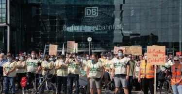 Mitglieder der Gewerkschaft der Lokführer stehen vor dem Berliner Hauptbahnhof. Foto: Paul Zinken/dpa