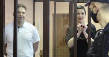 Maria Kolesnikowa und der Anwalt Maxim Snak (l) im Gerichtssaal in Minsk. Foto: Ramil Nasibulin/BelTA/AP/dpa
