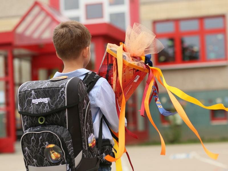 Ein Erstklässler wird mit seiner Schultüte in Sachsen-Anhalt eingeschult. Der Rechtsanspruch auf Ganztag in der Grundschule ist beschlossene Sache. Foto: Matthias Bein/dpa-Zentralbild/ZB