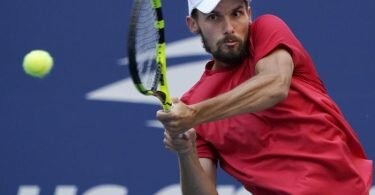 Oscar Otte returniert einen Ball. Foto: Elise Amendola/AP/dpa