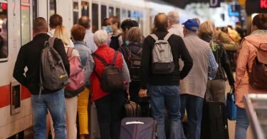 Reges Treiben im Hauptbahnhof in Köln. Foto: Oliver Berg/dpa