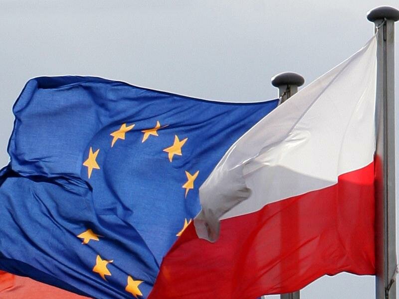 Die Fahnen der Europäischen Union (EU) und von Polen am deutsch-polnischen Grenzübergang. Foto: Patrick Pleul/dpa