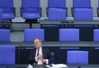 Unionskanzlerkandidat Armin Laschet nach seiner Rede im Plenum im Deutschen Bundestag. Foto: Kay Nietfeld/dpa