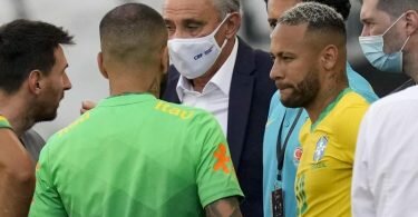 nach dem Corona-Eklat beim WM-Qualispiel zwischen Brasilien und Argentinien hat die FIFA ein Disziplinarverfahren gegen beide Nationalverbände eingeleitet. Foto: Andre Penner/AP/dpa