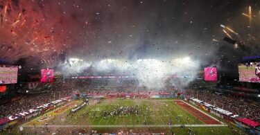 Feuerwerkskörper explodieren nach dem Sieg der Tampa Bay Buccaneers im letzten Super Bowl. Foto: David J. Phillip/AP/dpa
