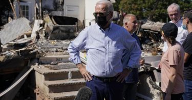 Biden (M) besichtigt ein vom Hurrikan «Ida» betroffenes Viertel. Foto: Evan Vucci/AP/dpa