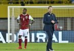 David Alaba (l) und Trainer Franco Foda stehen nach dem verlorenen Spiel auf dem Platz. Foto: Herbert Neubauer/APA/dpa