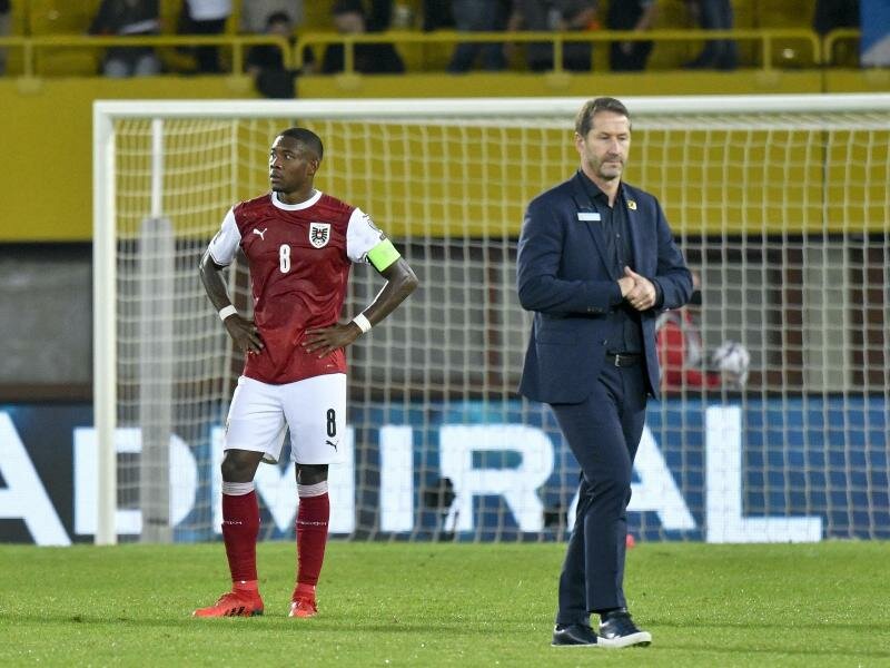 David Alaba (l) und Trainer Franco Foda stehen nach dem verlorenen Spiel auf dem Platz. Foto: Herbert Neubauer/APA/dpa