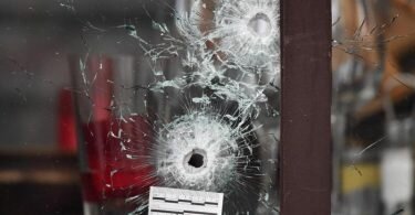 Einschusslöcher am Café Bonne Bière in Paris. Islamisten hatten am 13. November 2015, zunächst in der Konzerthalle «Bataclan» ein Massaker angerichtet und anschließend Bars und Restaurants attackiert. Foto: Uwe Anspach/dpa