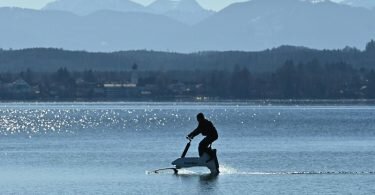 Auf dem Starnberger See können Wassersportfreunde ein Foilbike ausprobieren. Foto: Katrin Requadt/dpa