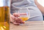 Finger weg vom Hochprozentigen: Schwangere sollten komplett auf Alkohol verzichten. Foto: Christin Klose/dpa-tmn