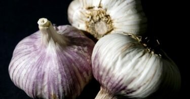 Nicht nur stark im Geschmack: Knoblauch wird eine gesundheitsfördernde Wirkung nachgesagt. Foto: Franziska Gabbert/dpa-tmn