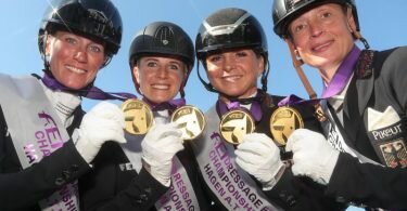 Die Dressurreiterinnen Helen Langehanenberg (l-r), Jessica von Bredow-Werndl, Dorothee Schneider und Isabell Werth mit ihren Goldmedaillen. Foto: Friso Gentsch/dpa