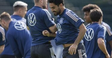 Ilkay Gündogan (M) wird gegen Island von Beginn an spielen. Foto: Tom Weller/dpa