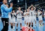 Die Spieler des THW Kiel feiern den Sieg gegen HBW Balingen-Weilstetten. Foto: Axel Heimken/dpa