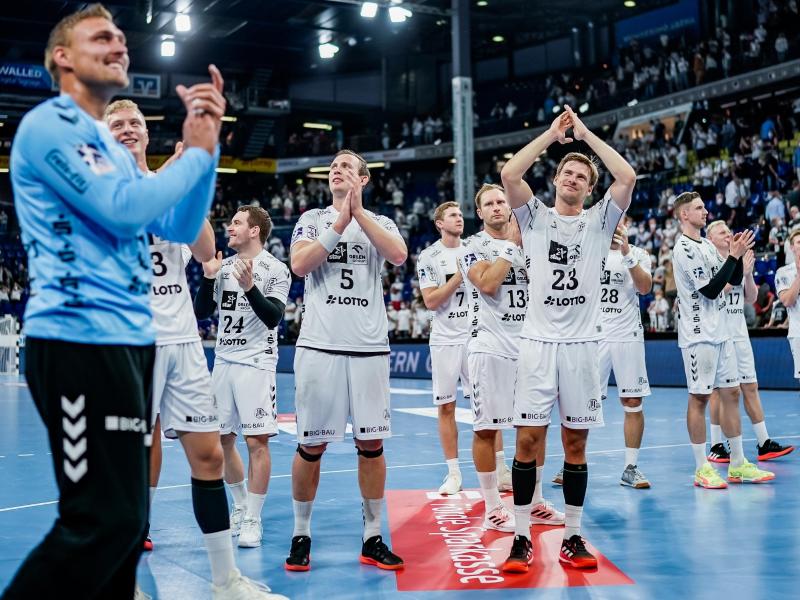 Die Spieler des THW Kiel feiern den Sieg gegen HBW Balingen-Weilstetten. Foto: Axel Heimken/dpa