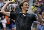 Alexander Zverev wirft nach seinem Viertelfinalsieg bei den US Open Tennisbälle ins Publikum. Foto: Elise Amendola/AP/dpa