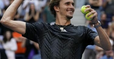 Alexander Zverev wirft nach seinem Viertelfinalsieg bei den US Open Tennisbälle ins Publikum. Foto: Elise Amendola/AP/dpa
