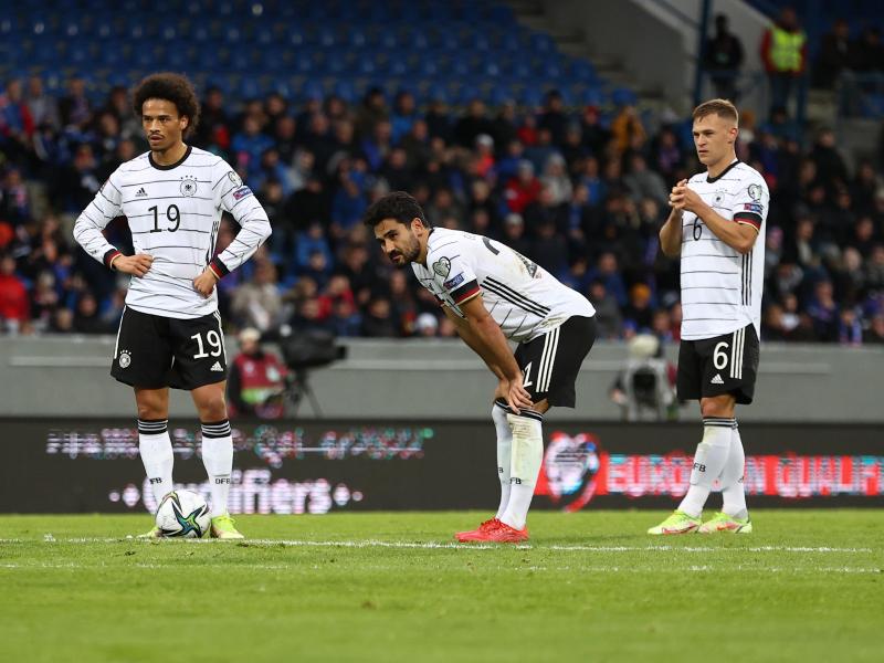 Die deutschen Nationalspieler um Leroy Sané, Ilkay Gündogan und Joshua Kimmich (l-r) mussten auf der Rückreise einen Stopp einlegen. Foto: Christian Charisius/dpa