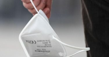 Die Zahl der in Deutschland an oder unter Beteiligung einer Corona-Infektion Gestorbenen liegt bei fast 92.500. Foto: Marijan Murat/dpa