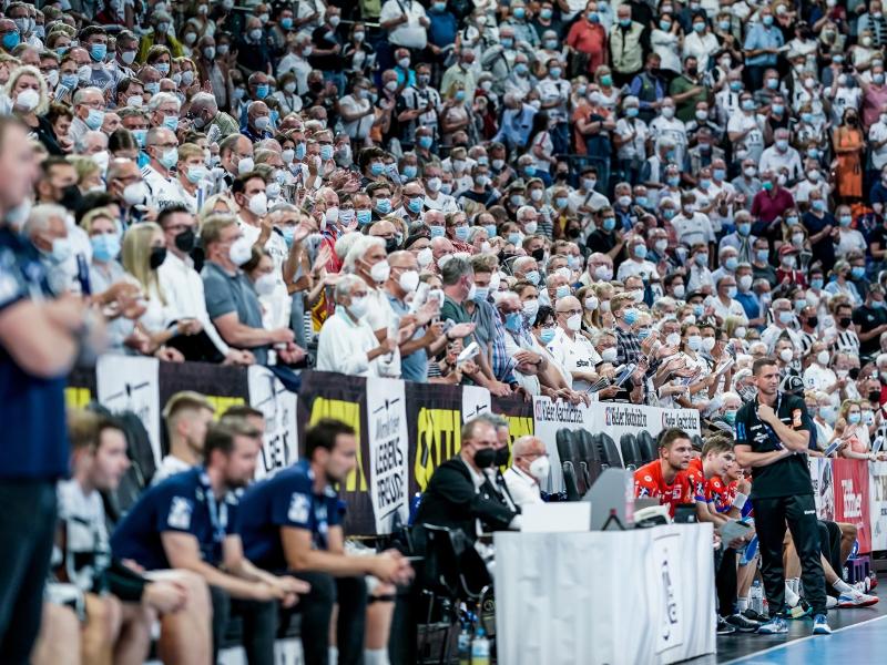 Der THW Kiel empfing 9000 Zuschauer. Foto: Axel Heimken/dpa