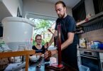 Das Ehepaar Wiebke und Andreas Melcher, Hobby-Bierbrauer, produziert in ihrer heimischen Küche Bier für einen Wettbewerb der am 11. September in Mecklenburg-Vorpommern stattfindet. Foto: Axel Heimken/dpa