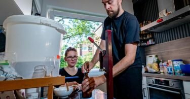 Das Ehepaar Wiebke und Andreas Melcher, Hobby-Bierbrauer, produziert in ihrer heimischen Küche Bier für einen Wettbewerb der am 11. September in Mecklenburg-Vorpommern stattfindet. Foto: Axel Heimken/dpa