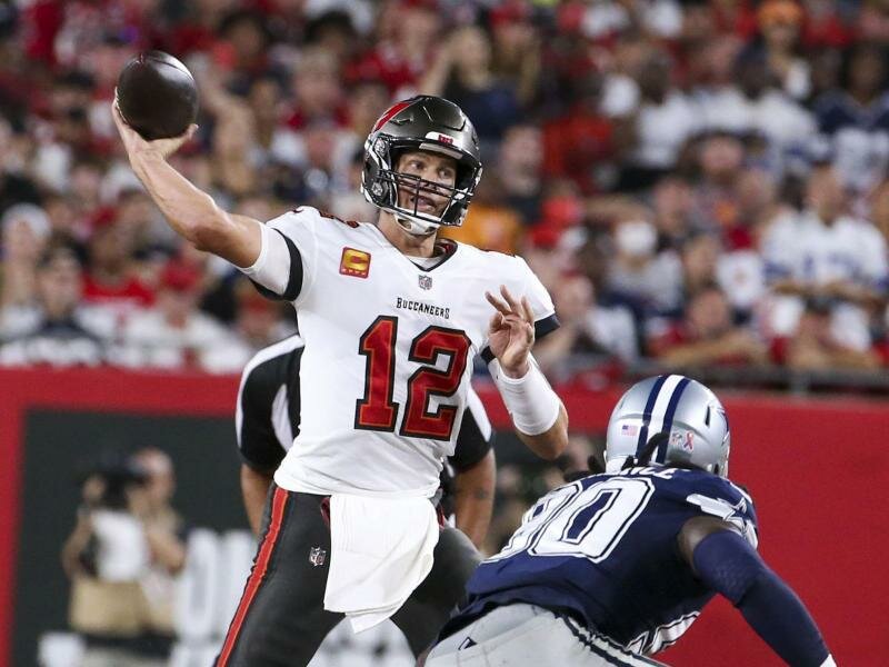 Die Bucs setzten sich mit einem Field Goal in letzter Sekunde gegen die Cowboys durch: Tom Brady (l) von Tampa Bay in Aktion. Foto: Dirk Shadd/TNS via ZUMA Press Wire/dpa