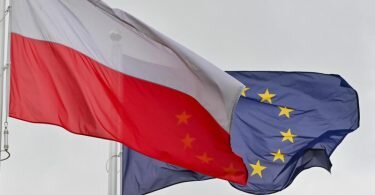 Die EU-Flagge hinter den Farben Polens. Foto: Patrick Pleul/dpa-Zentralbild/ZB