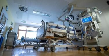 Waren es bisher überwiegend Menschen über 60, die wegen Covid-19 auf einer Intensivstation behandelt werden mussten, trifft es laut RKI-Angaben nun mehr 18- bis 59-Jährige. Foto: Sebastian Gollnow/dpa