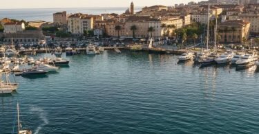 Die Bundesregierung streicht die bei Urlaubern beliebte Insel Korsika ab Sonntag von der Liste der Corona-Hochrisikogebiete. Foto: Philipp Laage/dpa-tmn/dpa