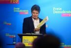 Lydia Hüskens, Vorsitzende der FDP Sachsen-Anhalt, spricht auf dem Landesparteitag in Magdeburg zu den Delegierten und zeigt den Koalitionsvertrag. Foto: Klaus-Dietmar Gabbert/dpa-Zentralbild/dpa