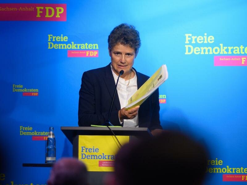 Lydia Hüskens, Vorsitzende der FDP Sachsen-Anhalt, spricht auf dem Landesparteitag in Magdeburg zu den Delegierten und zeigt den Koalitionsvertrag. Foto: Klaus-Dietmar Gabbert/dpa-Zentralbild/dpa