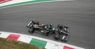 Valtteri Bottas geht von vorne ins Sprint-Rennen. Foto: Luca Bruno/AP/dpa