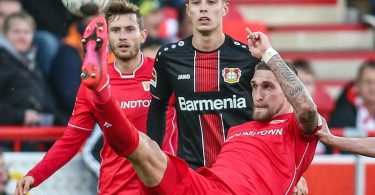 Robert Andrich (r) wechselte vom 1. FC Union Berlin zu Bayer Leverkusen. Foto: Andreas Gora/dpa