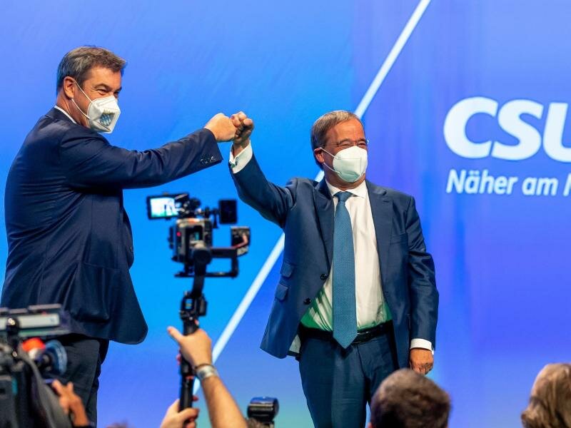 Markus Söder (l), CSU-Parteivorsitzender und Ministerpräsident von Bayern, und Armin Laschet, Unions-Kanzlerkandidat und CDU-Vorsitzender, stehen beim Parteitag der CSU gemeinsam auf der Bühne. Foto: Peter Kneffel/dpa