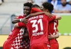 Die Mainzer bejubeln das 1:0 in Hoffenheim. Foto: Uwe Anspach/dpa