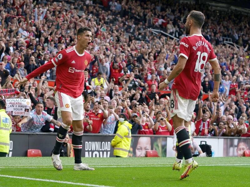 Cristiano Ronaldo (l) schoss Manchester United bei seinem Comeback mit einem Doppelpack zum Sieg. Foto: Martin Rickett/PA Wire/dpa