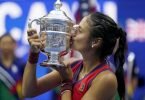 Die US-Open-Trophäe ist Emma Raducanu einen Kuss wert. Foto: Seth Wenig/AP/dpa