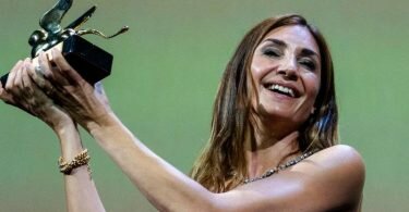 Audrey Diwan, Regisseurin aus Frankreich, freut sich über den Goldenen Löwen für ihr Abtreibungsdrama «Happening» («L'événement»). Foto: Domenico Stinellis/AP/dpa