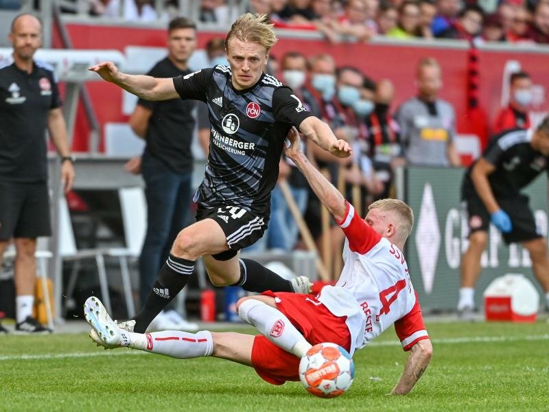 Jan-Niklas Beste musste sich mit Spitzenreiter Regensburg (r) mit einen&nbsp;Punkt gegen den 1. FC Nürnberg zufrieden geben. Foto: Armin Weigel/dpa