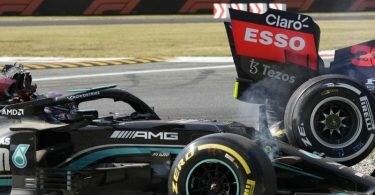 Schieden in Monza vorzeitig nach einem Crash aus: Weltmeister Lewis Hamilton (l) und WM-Spitzenreiter Max Verstappen. Foto: Luca Bruno/AP/dpa