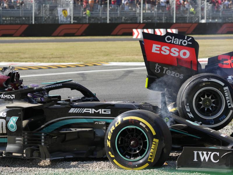 Schieden in Monza vorzeitig nach einem Crash aus: Weltmeister Lewis Hamilton (l) und WM-Spitzenreiter Max Verstappen. Foto: Luca Bruno/AP/dpa