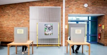 Wahllokal im Foyer einer Grundschule in Oldenburg. In ganz Niedersachsen werden die Abgeordneten in den kommunalen Vertretungen wie den Kreistagen, Stadt- und Gemeinderäten, Samtgemeinderäten, Stadtbezirksräten sowie Ortsräten gewählt. Foto: Hauke-Christian Dittrich/dpa