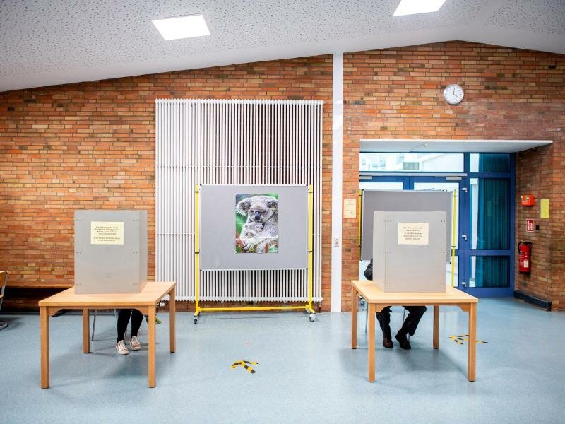 Wahllokal im Foyer einer Grundschule in Oldenburg. In ganz Niedersachsen werden die Abgeordneten in den kommunalen Vertretungen wie den Kreistagen, Stadt- und Gemeinderäten, Samtgemeinderäten, Stadtbezirksräten sowie Ortsräten gewählt. Foto: Hauke-Christian Dittrich/dpa