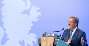 CDU-Chef Armin Laschet sagte auf dem Parteitag: «In all den Entscheidungen der Nachkriegsgeschichte standen Sozialdemokraten immer auf der falschen Seite - in der Wirtschafts- und Finanzpolitik.». Foto: Daniel Karmann/dpa