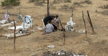 Verwandte des mexikanisch-indigenen Aktivisten Oscar Eyraud Adams trauern an seinem Grab. Foto: Felipe Luna/Global Witness/dpa
